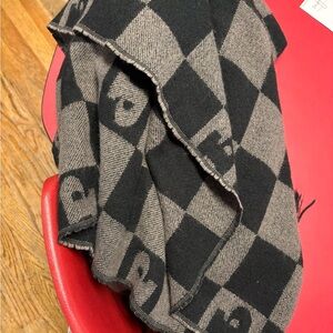 Checkered large scarf.